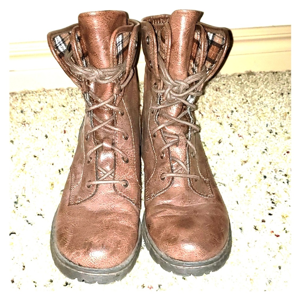 Born boots with flannel second flap